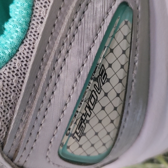 Woman New Balance 1540v2 Shoes - Picture 4 of 10